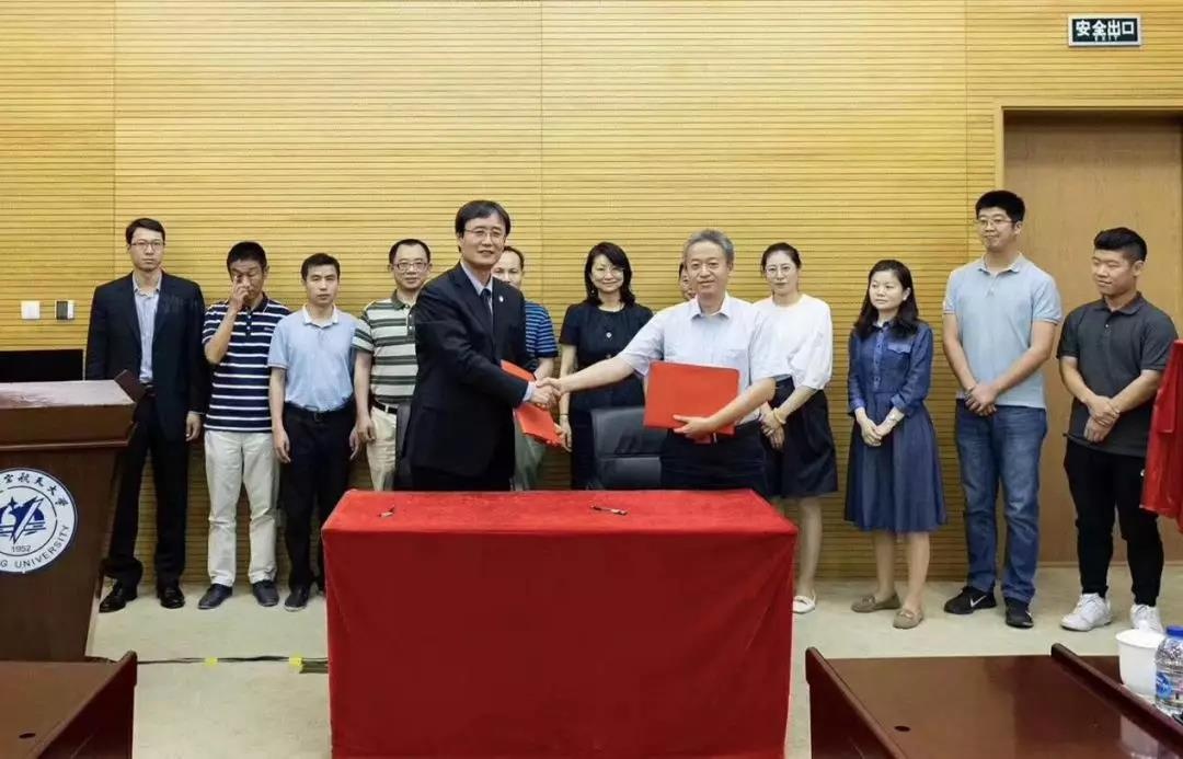 劉建偉院長和徐剛常務副總裁共同簽署校企戰略合作協議 劉建偉院長和徐剛常務副總裁共同簽署校企戰略合作協議