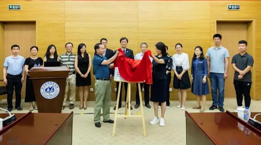 李立京處長與集團CEO嚴望佳為聯合實驗室揭牌 李立京處長與集團CEO嚴望佳為聯合實驗室揭牌