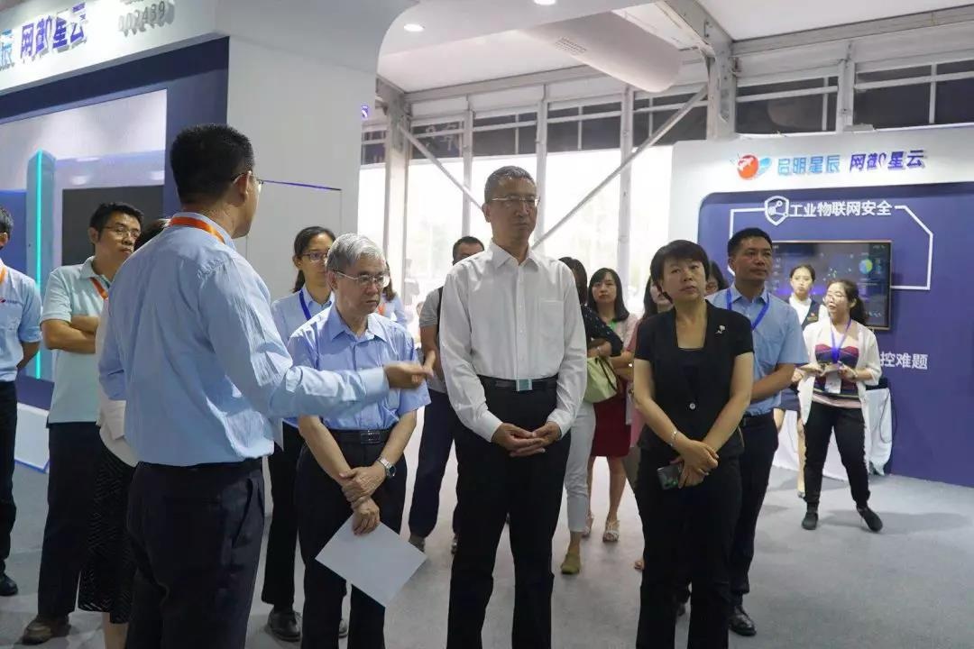 參會領導及專家一行蒞臨啟明星辰集團展區 參會領導及專家一行蒞臨啟明星辰集團展區